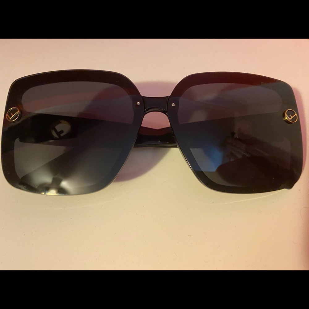 🕶 Black Fendi shades 😘